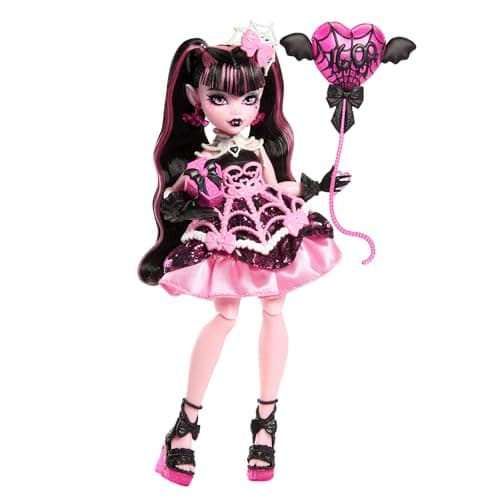 Monster High Scary Sweet Birthday-Puppe, Draculaura im rosa Partykleid mit themenbezogenem Zubehör wie Einladung, Luftballon, Geschenk, Fächer und mehr, JBG74
